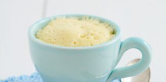 Ho perso un chilo dopo l'altro facendo colazione così tutti i giorni: mug cake al cocco 3 ingredienti e solo 40 kcal!