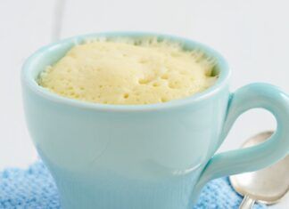 Ho perso un chilo dopo l'altro facendo colazione così tutti i giorni: mug cake al cocco 3 ingredienti e solo 40 kcal!