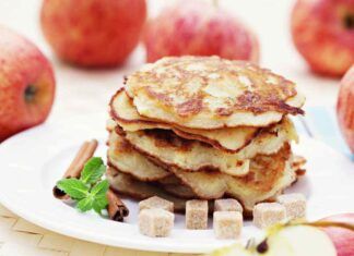 pancake frullati con mele e yogurt, così leggeri che il nutrizionista mi ha dato l'ok