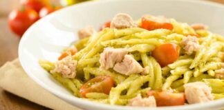 Ma quale pasta al tonno, piuttosto fai la pasta alla carlofortina: non i soliti sapori, una specialità in 10 minuti