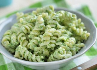 Piatto last minute per chi non si ferma mai: Pasta con vellutata di zucchine e prosciutto, tutti a tavola in 8 minuti!