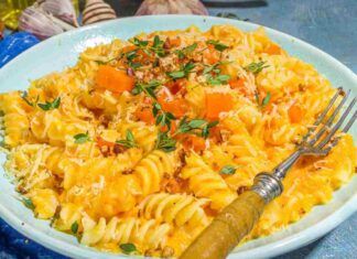 Pasta e patate con la provola: aggiungi la zucca e senti che bontà