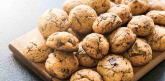 Biscotti choco balls: friabili palline piene di gocce di cioccolato da inzuppare nel latte come cereali, non bastano mai!