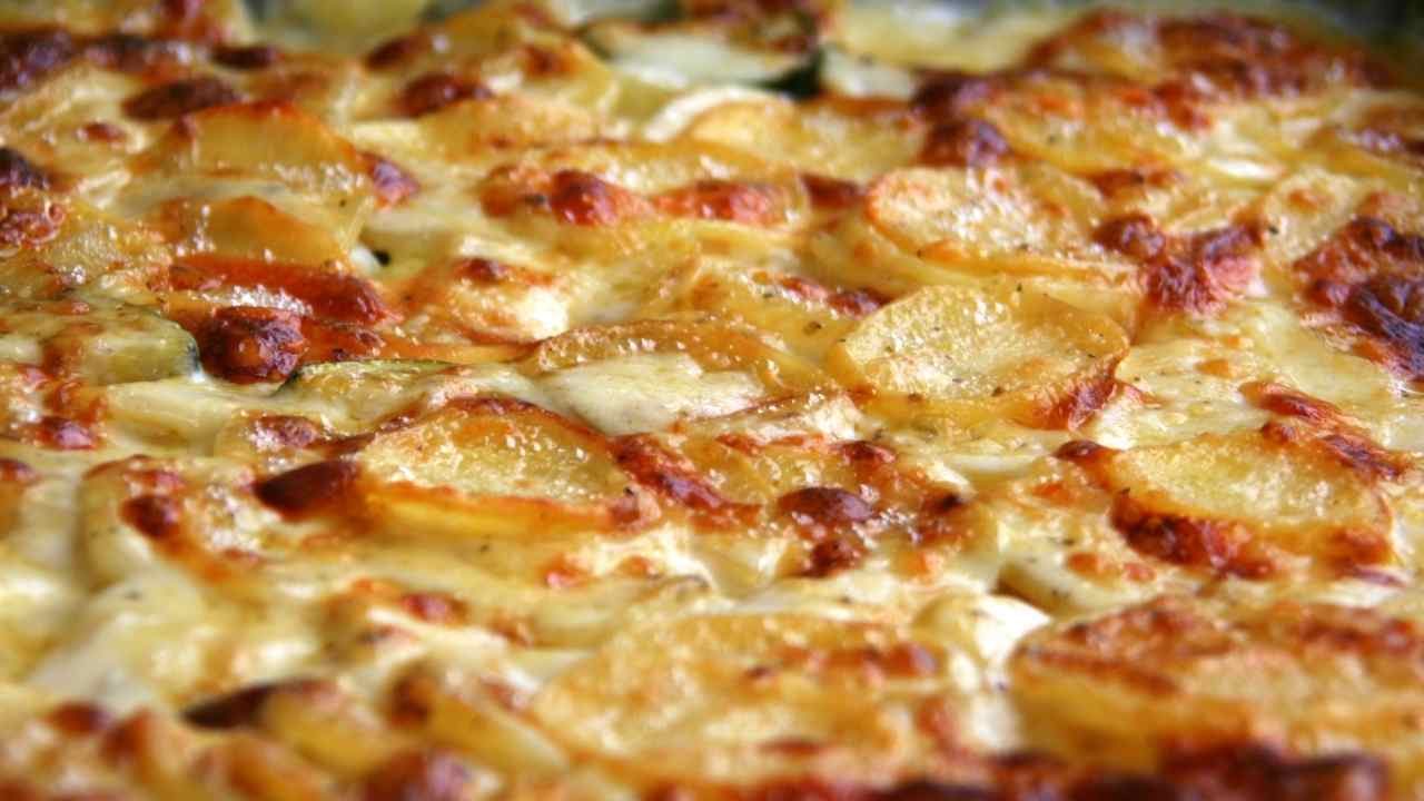 Dispongo le patate in teglia e poi le condisco così, in questa ricetta c'e' tutto quello che mi serve