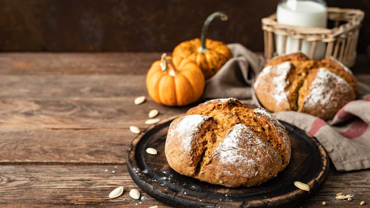 Farina zucca sale e un po' di olio, faccio un pane spaziale per il weekend di halloween che solo litigano tutti