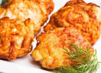 Non aspettare la prossima cena per preparare il pollo così: con queste frittelle sarà un sabato sera dal bis senza freni