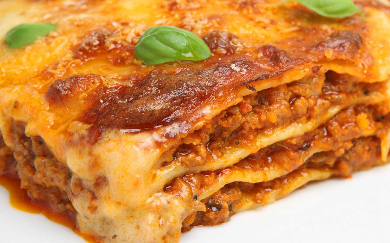 Lasagne con il ragù di salsicce non sai cosa ti mangi, spendi veramente poco e fai un super figurone,le farai solo così!