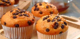 Muffin con gocce di cioccolato: impossibile dirgli di no, per renderli soffici e golosi c'è la ricetta segreta!