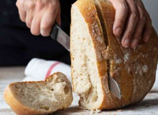 Non buttare via il pane raffermo, è uno spreco inutile: fallo tornare morbido in 3 mosse - RicettaSprint