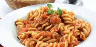 Pasta al finto ragù di funghi, il piatto che in poco più di 20 minuti ti fa fare un figurone!