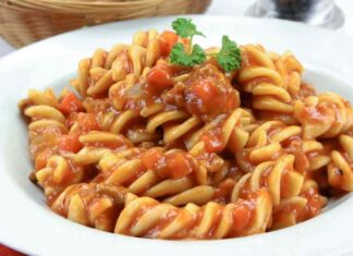 Pasta al finto ragù di funghi, il piatto che in poco più di 20 minuti ti fa fare un figurone!