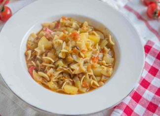 Pasta e patate come quella della nonna, è così buona che a pranzo si leccano tutti i baffi - RicettaSprint