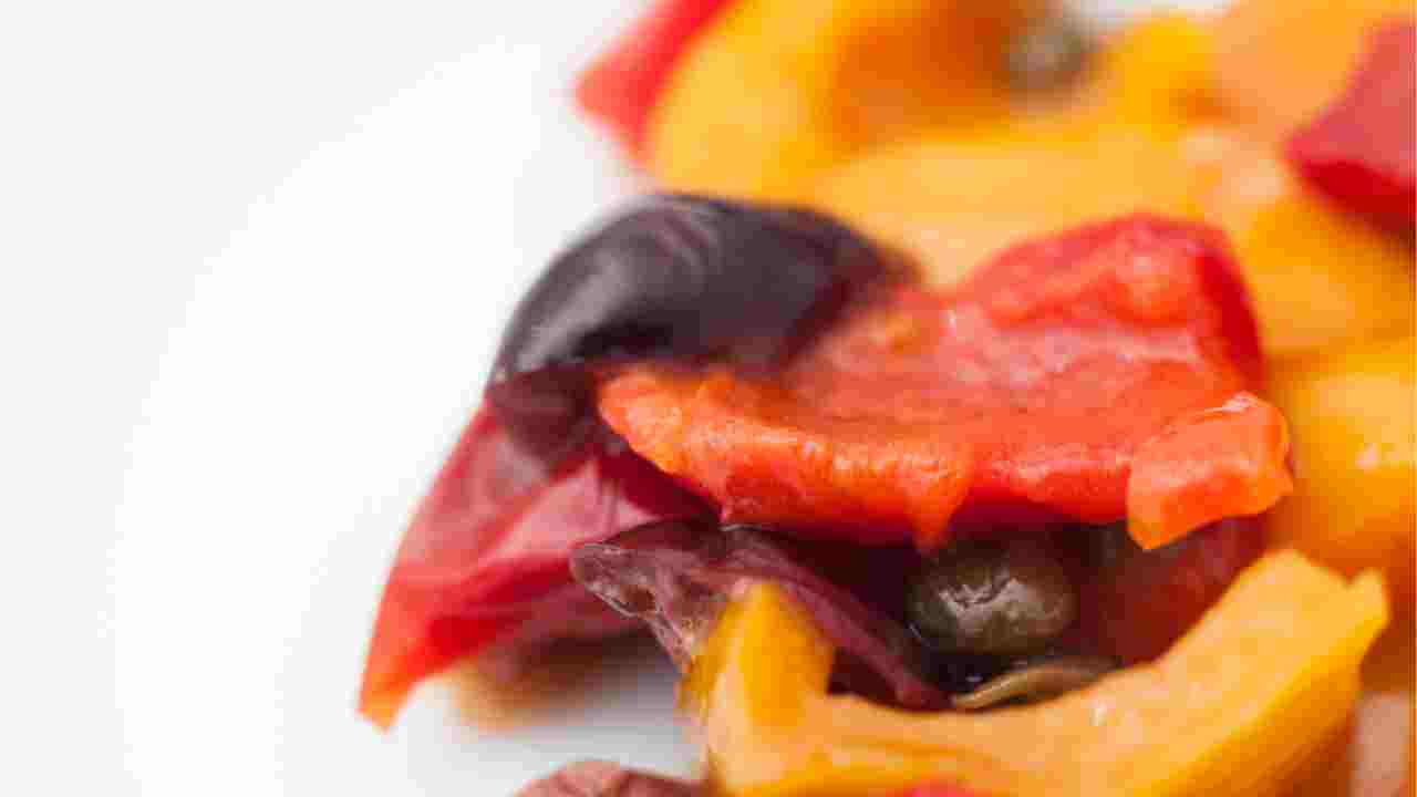 Peperoni alla mediterranea, avevo qualche oliva e qualche cappero e con una mangiata di pangrattato ho creato un capolavor