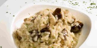 Risottino cremoso al sottobosco, funghi e crema di tartufo con guanciale a pezzettini, stasera la cena spopola