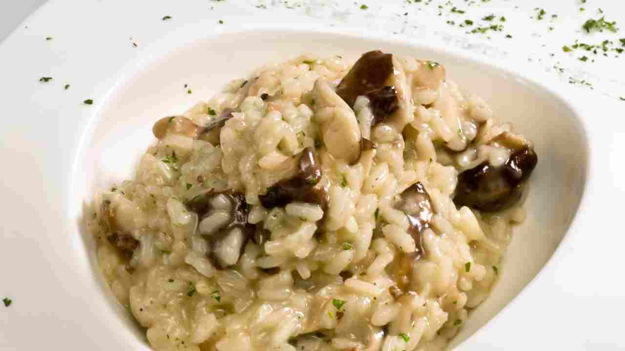 Risottino cremoso al sottobosco, funghi e crema di tartufo con guanciale a pezzettini, stasera la cena spopola