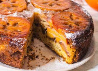 Torta ai cachi rovesciata con gocce di cioccolato perfetta a colazione Ricettasprint