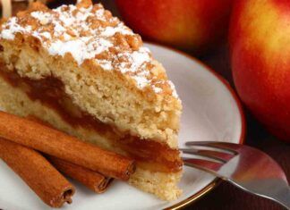 Torta alle mele ripiene di marmellata morbida e cremosa è irresistibile