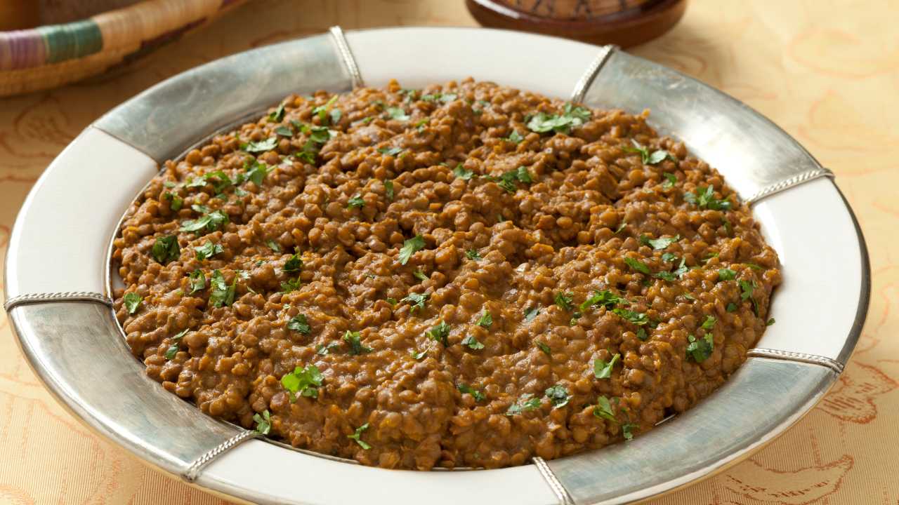 Un piatto che sa di casa e sapori di una volta, ecco la zuppa perfetta in autunno con legumi e verdure