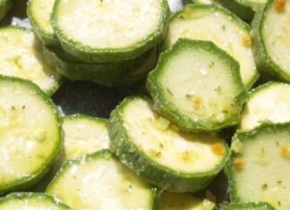 Zucchine lesse in pochi minuti, ecco i trucchi che ti cambiano la vita in cucina - RicettaSprint