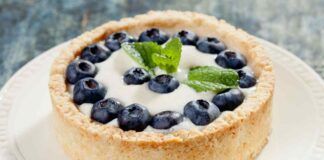 Ma si può mai preparare una crostata senza farina, burro e zucchero? Ebbene si, questa posso mangiarla tutti giorni, solo 100 kcal!