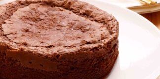 Torta al cacao, la faccio il lunedì e resta morbida fino al venerdì, solo albumi e nient'altro, per la dieta è perfetta!