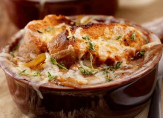 Zuppa di pane e cipolle: non è solo un grande classico, fatta così non puzza e ne mangi a volontà, il mio segreto!