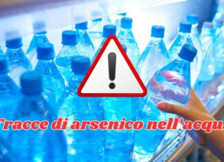 Diverse bottiglie di acqua confezionata in vendita