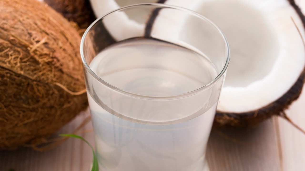 Bevanda sgonfiante con acqua di cocco e zenzero