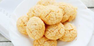 Uso solo una forchetta per preparare questi biscotti con tante mele, dentro morbidi e fuori friabili, inzuppati sono irresistibili!