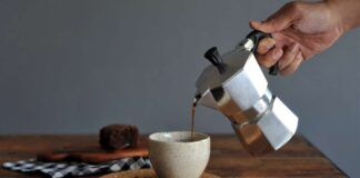 Caffè versato dalla moka