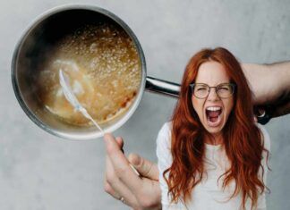 Fondo di pentola con del caramello appiccicato