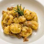 Gnocchi al ragù bianco: con questa specialità fai un figurone anche se non hai tempo, appena mezz'ora e porti in tavola!