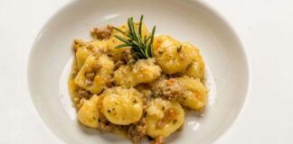 Gnocchi al ragù bianco: con questa specialità fai un figurone anche se non hai tempo, appena mezz'ora e porti in tavola!