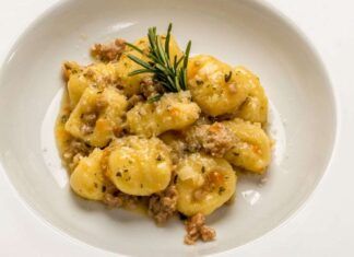 Gnocchi al ragù bianco: con questa specialità fai un figurone anche se non hai tempo, appena mezz'ora e porti in tavola!