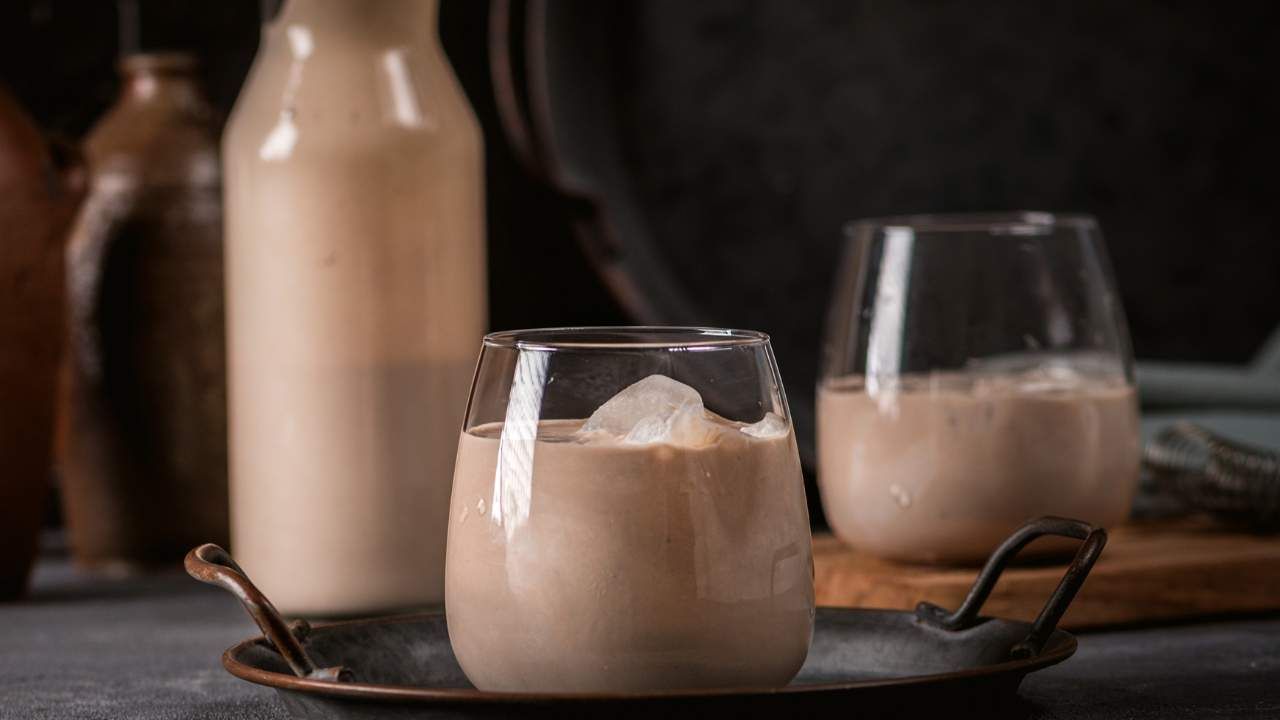 Ho trovato l’idea per i pensierini di Natale, preparo delle bottiglie e di liquore con le caramelle Rossana e faccio un figurone