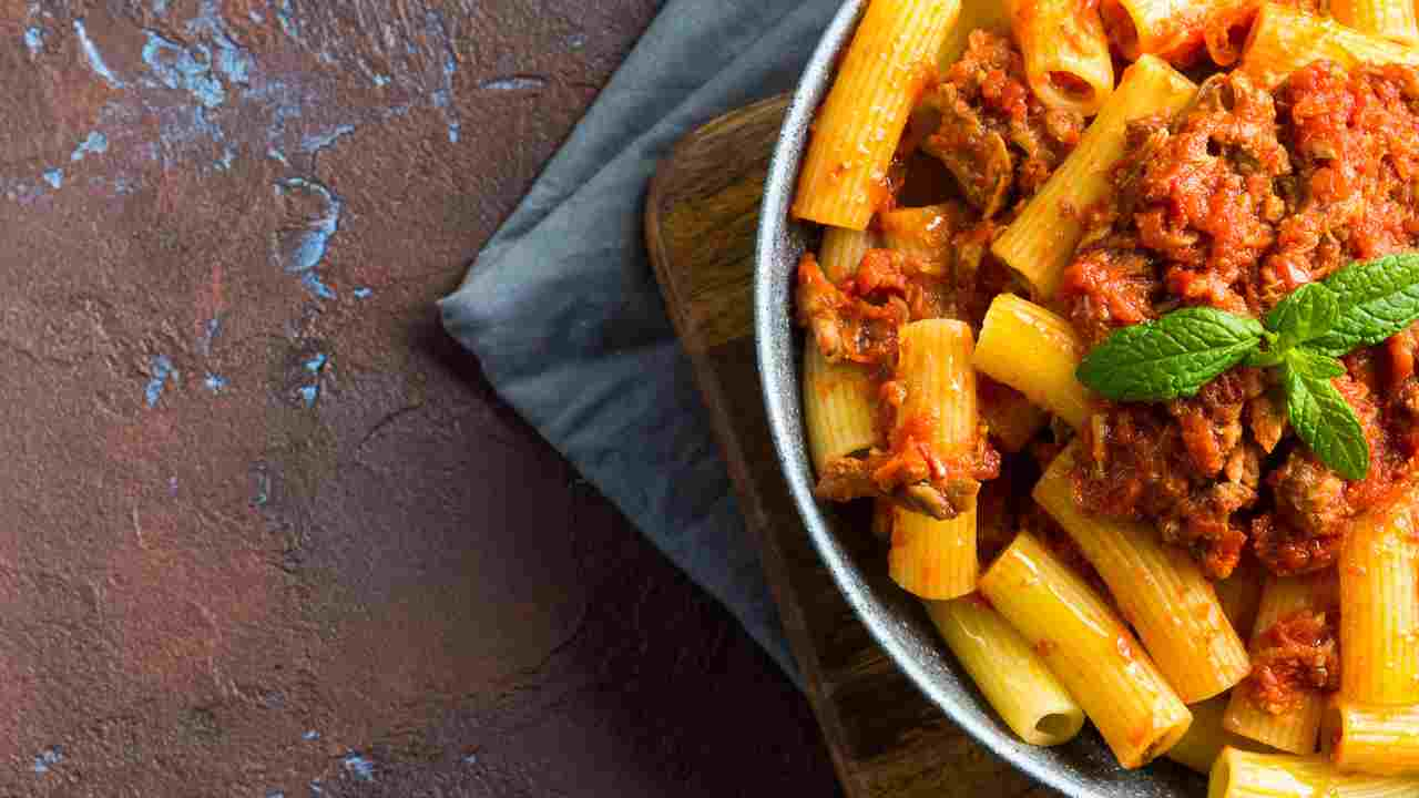 Ho una fretta che non vi dico, ma dopo la scuola i ragazzi hanno bisogno di un piatto gustoso. Prendo due scatolette di Simmental e calo la pasta