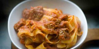 Ho scoperto un nuovo modo di fare il sugo. Ci ho calato dentro le pappardelle e ho messo in tavola, tanta roba!