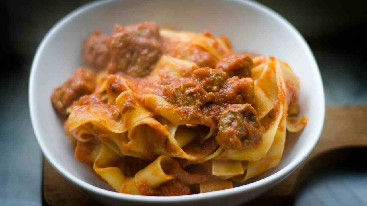 Non credevo che piacesse tanto e invece ho scoperto un nuovo modo di fare il sugo. Ci ho calato dentro le pappardelle e ho messo in tavola una squisitezza