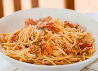 Cuocio aglio l'olio pomodoro e una scatoletta di tonno tutti insieme - RicettaSprint