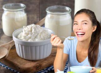 Una donna che mangia del kefir