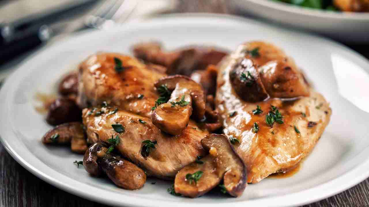 Scaloppine con i funghi ma non uso mica la vitella, il pollo lo faccio diventare un burro con il trucchetto di mia nonna