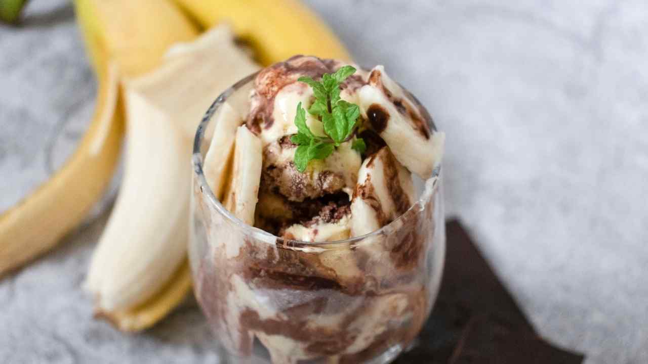 Ultimi scampoli di stagione, prendo una banana e un po’ di gelato che ho in freezer e guarda che dessert ti preparo