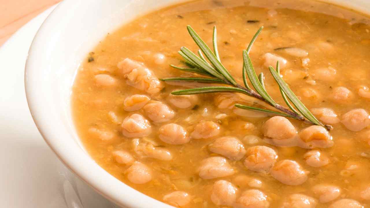 Zuppa di ceci nella pentola a pressione