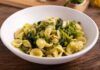 Stavolta alle solite orecchiette con broccoli e salsicce, do un tocco napoletano, le faccio con i friarielli, come mi ha insegnato nonna e sono 10 volte più buone!