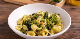 Stavolta alle solite orecchiette con broccoli e salsicce, do un tocco napoletano, le faccio con i friarielli, come mi ha insegnato nonna e sono 10 volte più buone!