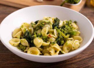 Stavolta alle solite orecchiette con broccoli e salsicce, do un tocco napoletano, le faccio con i friarielli, come mi ha insegnato nonna e sono 10 volte più buone!