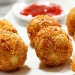 Polpette di patate e pane, nascondono un irresistibile ripieno filante!