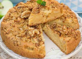 Torta di mele al latte caldo e noci: non ha la solita consistenza questa puoi mangiarla col cucchiaino!