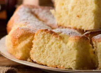 Torta alla panna calda, ancora più soffice e irresistibile, la colazione da sogno che è proprio appena sfornata che devi provare!