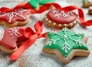 Biscotti decorativi per l'albero alla vaniglia